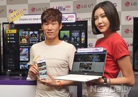 [포토]핸드폰 들고 포즈 취하는 박지성