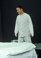 [포토]사랑이 이긴다, 엉거주춤 세트로 걸어나오는 장현성