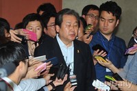 [포토]기자들의 질의에 답하는 김무성 새누리당 의원