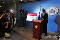 [포토]정론관 떠나는 김무성 의원