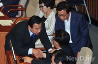 [포토]대화 나누는 '이완구-이완영-박지원'