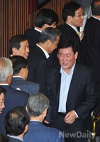 [포토]의원들과 인사 나누는 최경환 경제부총리 내정자