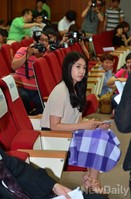 [포토]특허청 홍보대사 박신혜, 짧은의상은 무릎담요로 