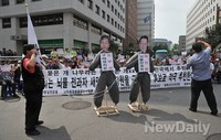 [포토]박지원-김무성 인형 놓고 야당과 여당 규탄하는 애국보수단체