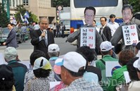 [포토]야당과 여당 질책하는 애국보수단체 회원들