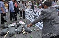 [포토]깡통세례 받는 김무성-박지원 인형