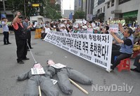 [포토]바닥에 눕혀진 김무성-박지원 인형