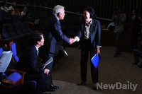 [포토]인사 나누는 새민련 김한길 대표와 박영선 원내대표