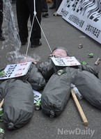 [포토]물세례 받는 김무성-박지원 인형