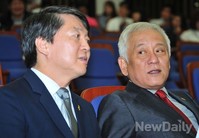 [포토]대화 나누는 '안철수-김한길' 대표