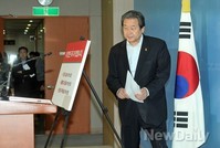 [포토]정론관 입장하는 김무성 의원