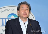 [포토]전당대회 관련 기자회견 하는 김무성 의원