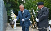 [포토]순국열사기념비에 분향하는 권영해 회장