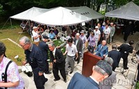 [포토]순국열사기념비에 헌화하는 추모식 참석자