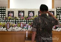 [포토]총기난사 사건 희생자 영정에 경례하는 국군장병