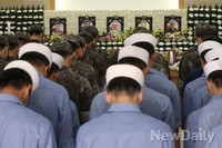 [포토]총기난사 사건 희생자 합동분양소 찾은 국군 장병들