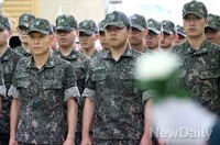 [포토]동부전선 희생장병 영정 앞에선 국군장병들