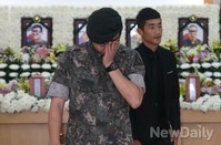 [포토]총기난사 사건 희생자 영정 앞에서 눈물 훔치는 국군장병