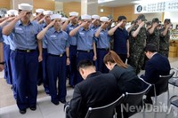 [포토]동부전선 희생장병 유족에게 경례하는 군장병들