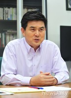 [포토]인터뷰 하는 새누리당 김태호 의원