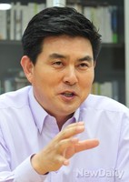 [포토]뉴데일리와 인터뷰 진행하는 김태호 후보