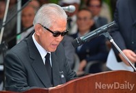 [포토]건국운동 순국열사 추모식, 추모사하는 이인수박사