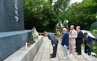 [포토]건국운동 순국열사 추모식, 헌화하는 참석자