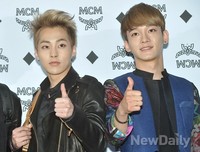 [포토]엑소 시우민-첸, '위아 원' 엄지손가락 척