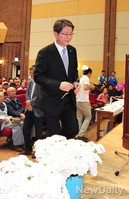 [포토]헌화 위해 단상 오르는 류길재 통일부 장광