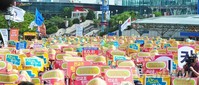 [포토]서울역 광장 가득 메운 전국교직원노동조합 회원들