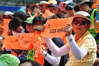 [포토]서울역 광장에서 시위하는 전교조 교사들