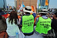 [포토]서울역서 시위하는 전교조 교사들