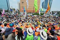 [포토]서울역에 몰려든 전교조 교사들