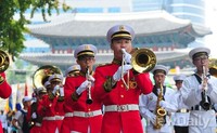 [포토]청계광장으로 향하는 국방부 군악대