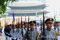 [포토]늠름하게 행진하는 국방부 의장대