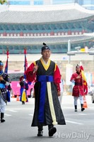 [포토]조선 장수 복장으로 행진하는 국방부 의장대