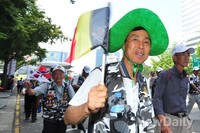 [포토]6.25 참전국, 국기 흔드는 호국퍼레이드 참가자