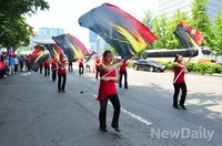[포토]퍼포먼스 펼치며 행진하는 호국퍼레이드 참가자들