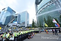 [포토]올해 첫 물대포 등장, 시위대 을지로 사거리 점거
