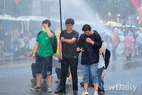 [포토]물대포 맞고 있는 시위 참가자