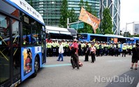 [포토]주행 중인 버스 앞에 앉아 버린 시위 참가자