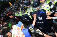 [포토]경찰과 충돌하는 시위 참가자