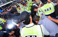 [포토]연행되는 시위참가자