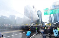 [포토]을지로 입구 사거리 점거 시위에 등장한 물대포