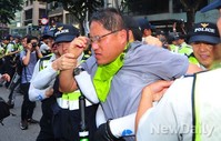 [포토]경찰에 연행되는 시위참가자