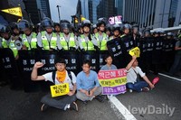 [포토]을지로 입구 사거리 앞에 앉아 버린 시위대