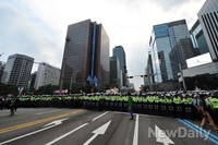 [포토]미신고 행진행렬 막아선 경찰