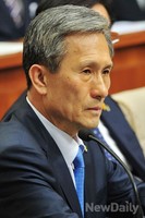 [포토]의원들의 질의에 답하는 '김관진' 국방부 장관