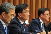 [포토]질의에 답변하는 강병규 안행부 장광