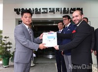 [포토]공중급유기 제안서 제출하는 에어버스 관계자